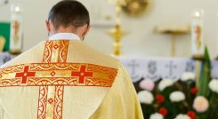 sacerdote-ecuador.