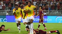 Yerry Mina marcó el primer gol para el empate ante los venezolanos.