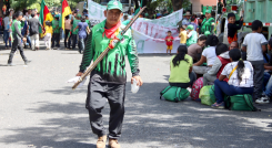 Indígenas de la etnia Motilón Barí a las afueras de la Gobernación de Norte de Santander.