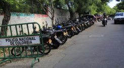 Motos de la Policía y comerciantes parqueadas en plena vía de San Mateo.
