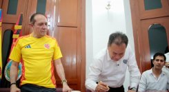 El gobernador William Villamizar estampa su firma en el convenio en presencia del ministro del Trabajo Antonio Sanguino/Foto cortesía