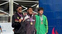 El nadador cucuteño Julián Sarmiento (centro) de la categoría prejuvenil, medallista de oro.