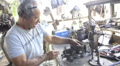 12 años dedicandose a la artesanía tiene Guillermo Hernández