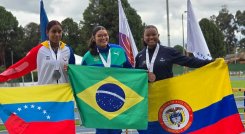 La atleta Valeri Franco celebró su tercer lugar del Panamericano junto con sus entrenadores, Julio Medina, Arelis Quiñones y el velocista Hugo Thyme.