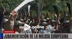 Diosdado empuñando un machete. 