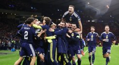 Escocia sorprendió a Dinamarca y retornará a un Mundial después de tres décadas, tras imponerse un un partido emocionante.