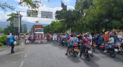 Familias de colombianos detenidos en Venezuela bloquearon puente en La Parada.