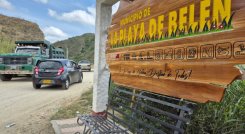 Campesinos y transportadores bloquean la carretera hacia La Playa de Belén debido a las pésimas condiciones de la arteria vial.