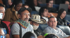 Firmantes de paz en acto conmemorativo de la firma del Acuerdo de Paz. 