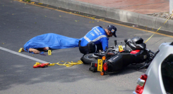 Agente de tránsito inspecciona escena de siniestro vial. 