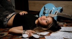 La cucuteña Andrea Gómez debuta en el pop rock con ‘Otra Vez Extraños’.