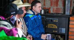 Corponor transforma vidas con estufas ecoeficientes con paneles solares