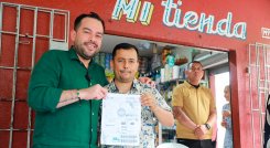 Ministro de Minas y Energía, Edwin Palma, junto a un tendero. / Foto Cortesía