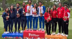 El equipo de golf de Colombia (izquierda), con el cucuteño Carlos Ardila tuvo una presentación en las justas bolivarianas.