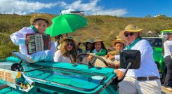 Una verdadera fiesta automotriz se vive durante el desfile de carros antiguos en Ocaña.