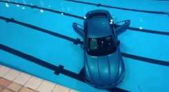 Auto pierde el control y termina dentro de una piscina con personas en el agua