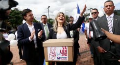 ENTREGA DE FIRMAS DE VICKY DAVILA / COLPRENSA 