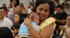 Madre lactante participante en el curso Nacer y Crecer Con Sentido.