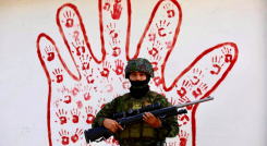 Soldado del Ejército empuña un fusil en el Catatumbo. 