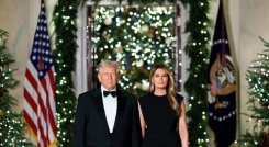 Trump y Melania posan serios y de negro en su postal oficial de Navidad