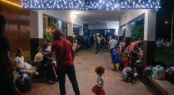 Decenas de familias campesinas permanecían ayer en la sede de la alcaldía de Tibú./Foto cortesía