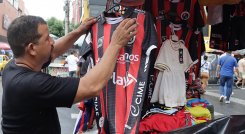 La pasión por el Cúcuta también  mueve varios sectores de la economía  El comercio se dinaminza, gracias al Cúcuta Deportivo./ Foto Carlos Ramírez-La Opinión  El taxista que recoge carreras afuera del estadio, el vendedor de chorizos, pasteles, pinchos y de cualquier tipo de comida y bebida, el que cuida por $4.000 las correas de los seguidores –porque no pueden ingresarlas-, el comerciante de franelas y el de audífonos y baterías para radios -algunos aún escuchan la narración del juego mientras lo ven-… To