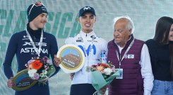 Diego Pescador (de blanco), ciclista colombiano de 21 años ha comenzado el 2026 con buen pie. 