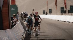 El suizo Yannis Voisard (Tudor Pro) se adjudicó la tercera etapa en fuerte esprín ante colombiano Sergio Higuita (XDS Astana) y el portugués Afonso Eulalio (Bahrain-Victorious). 