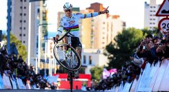 El pedalista de Países Bajos Mathieu Van der Poel dictó cátedra en la prueba de su especialidad y se acercó a su octavo título de Copa Mundo.
