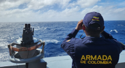Miembro de la Armada Colombiana observa el mar a la distancia.
