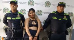 Capturan a mujer con dos armas ilegales en Atlántico y sonríe en la foto policial