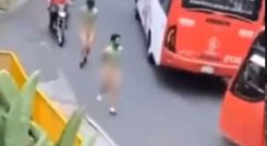 Vecinos atrapan a ladrones, los desnudan y los hacen correr en la calle