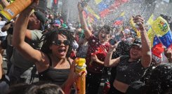 Venezolanos celebraron en Chile la captura de Maduro.