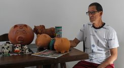 Juan Enrique Ruiz es pensionado y en familia cultivó el hábito del ahorro con alcancías./ Foto Stefany Peñaloza-La Opinión