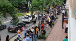 Los andenes de la avenida 0 sirvieron de sala de espera a los ciudadanos que acudieron al puesto del Gran Boulevar./Foto Stefany Peñaloza