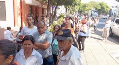 Usuarios de Nueva EPS hacen colas interminables en las afueras de las droguerías operadoras de la entidad./Foto cortesía