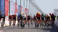 Sebastián Molano (centro) fue tercero en la penúltima etapa del Tour de Omán.