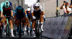 El mexicano Isaac Del Toro dio el primer golpe en el UAE Tour al imponerse en la primera etapa.