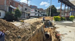 El canal de aguas lluvias del populoso sector 26 de julio colapsa y pone en riesgo viviendas aledañas.