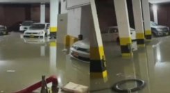 Dramático rescate: hombre casi se ahoga en parqueadero inundado por las lluvias