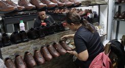 Calzado de la región. / Foto Carlos Ramírez-La Opinión