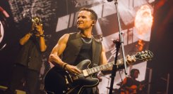 Fonseca presenta videoclip en vivo de ‘Por Toda La Vida’, grabado en cinco conciertos históricos.