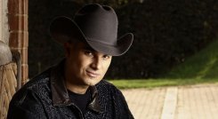 Pipe Bueno lanza ‘Ya Te Superé’, un himno de desamor y amor propio.