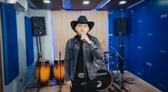 Robert Farid revive clásicos con un mosaico que mezcla cumbia y regional mexicano.