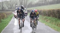 Daniel Felipe Martínez (adelante) hizo una gran etapa en la París-Niza al arribar segundo en la cuarta fracción.