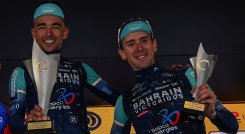 Santiago Buitrago (izq) obtuvo su primer gran triunfo de la temporada 2026. Su compañero Antonio Tiberi se ubicó tercero.