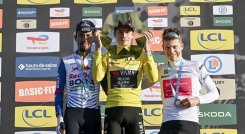 Así quedó el podio de la París-Niza, 2026 que fue ganada por el danés Jonas Vingegaard (centro), acompañado por Daniel Martínez (izquierda) y el alemán Georg Steinhauser.