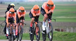 Ineos Grenadiers dio el golpe en la contrarreloj en la carrera parisina.