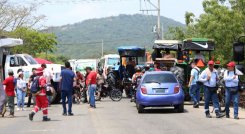 Más de 500 campesinos participaron de la movilización que emprendió el gremio arrocero.