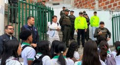 La policía nacional verifica la entrada y salida para garantizar entornos seguros.